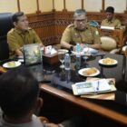 Wakil Gubernur Aceh H. Fadhlullah, didampingi Asisten Perekonomian dan Pembangunan Sekda Aceh, Ir. T. Robby Irza, S.SiT, MT, dan para Kepala SKPA/Biro terkait, memimpin Rapat Koordinasi Percepatan Pemulihan Pascabencana Hidrometeorologi Aceh yang diikuti para Bupati/Wali Kota dan lintas sektor terkait secara virtual dari Ruang Rapat Wakil Gubernur Aceh, Banda Aceh, Senin, (18/5/2026). Foto: Dok. Biro Adpim Setda Aceh