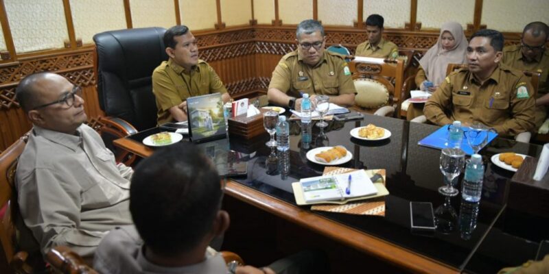 Wakil Gubernur Aceh H. Fadhlullah, didampingi Asisten Perekonomian dan Pembangunan Sekda Aceh, Ir. T. Robby Irza, S.SiT, MT, dan para Kepala SKPA/Biro terkait, memimpin Rapat Koordinasi Percepatan Pemulihan Pascabencana Hidrometeorologi Aceh yang diikuti para Bupati/Wali Kota dan lintas sektor terkait secara virtual dari Ruang Rapat Wakil Gubernur Aceh, Banda Aceh, Senin, (18/5/2026). Foto: Dok. Biro Adpim Setda Aceh