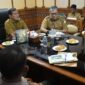 Wakil Gubernur Aceh H. Fadhlullah, didampingi Asisten Perekonomian dan Pembangunan Sekda Aceh, Ir. T. Robby Irza, S.SiT, MT, dan para Kepala SKPA/Biro terkait, memimpin Rapat Koordinasi Percepatan Pemulihan Pascabencana Hidrometeorologi Aceh yang diikuti para Bupati/Wali Kota dan lintas sektor terkait secara virtual dari Ruang Rapat Wakil Gubernur Aceh, Banda Aceh, Senin, (18/5/2026). Foto: Dok. Biro Adpim Setda Aceh