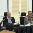 Sekda Aceh, M. Nasir, S.IP, MPA, bersama Wali Nanggroe Aceh (PYM) Tgk. Malik Mahmud Al-Haythar dan jajaran Forkopimda Aceh saat menggelar Rapat Koordinasi Strategis Penyelenggara & Keberlanjutan Jaminan Kesehatan Aceh (JKA), di Meuligoe Wali Nanggroe, Aceh Besar, Selasa, (19/5/2026). Foto: Dok. Biro Adpim Setda