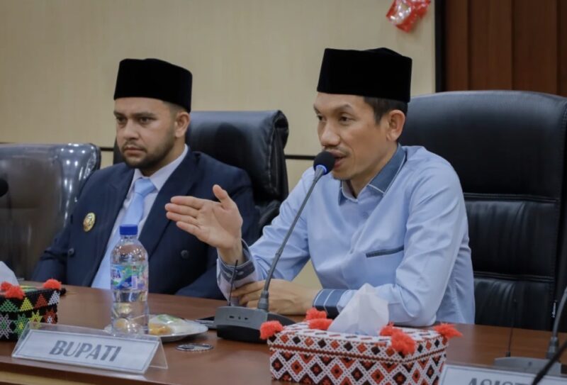 Bupati Aceh Barat Tarmizi SP, MM bersama Wakil Bupati Said Fadheil SH memimpin rapat terkait Jaminan Kesehatan Aceh (JKA) di Ruang Rapat Teuku Umar, Setdakab Aceh Barat, Senin (18/5/2026). Foto: Dok. Pemkab Aceh Barat