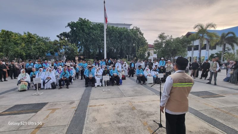 Kepala Kantor Kementerian Haji dan Umrah Kota Banda Aceh, Dr. H.M. Iqbal, S.Ag., M.H, melepas 87 Jemaah Calon Haji (JCH) Kloter 14 di Halaman Balaikota Banda Aceh, Selasa (19/5/2026). Foto: Dok. Diskominfo Kota Banda Aceh