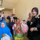 Wali Kota Banda Aceh Illiza Sa’aduddin Djamal menyerahkan bantuan sembako secara simbolis kepada penyandang disabilitas di Rumah Singgah Dinsos Kota Banda Aceh, Lamjabat, Kecamatan Meuraxa, Kamis (21/05/2026). Foto: Dok. Istimewa