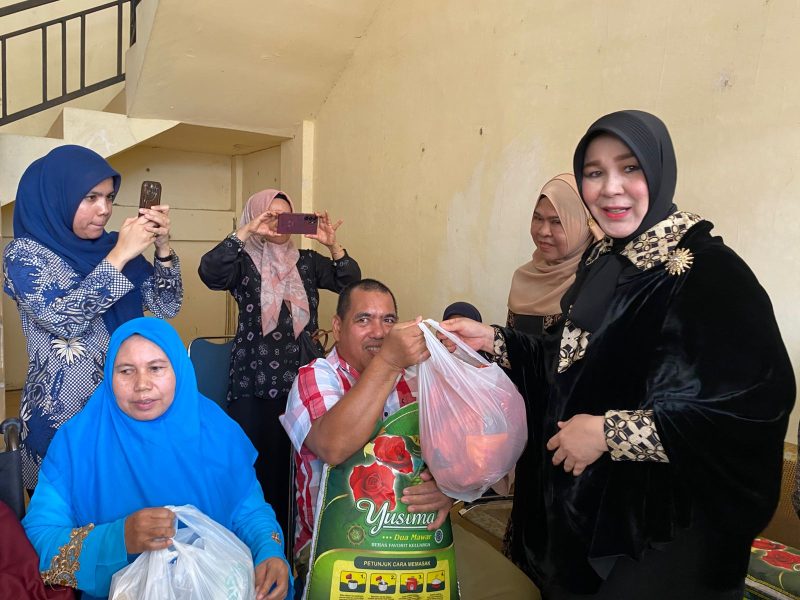 Wali Kota Banda Aceh Illiza Sa’aduddin Djamal menyerahkan bantuan sembako secara simbolis kepada penyandang disabilitas di Rumah Singgah Dinsos Kota Banda Aceh, Lamjabat, Kecamatan Meuraxa, Kamis (21/05/2026). Foto: Dok. Istimewa 