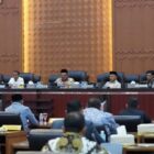 Ketua DPRA Zulfadhli bersama jajaran pimpinan legislatif se-Aceh mengikuti Rapat Koordinasi Pencegahan Korupsi bersama KPK-RI di Gedung Utama DPRA, Banda Aceh, Selasa (19/5/2026). Foto: Dok. DPRA