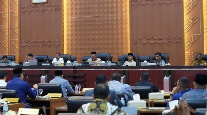 Ketua DPRA Zulfadhli bersama jajaran pimpinan legislatif se-Aceh mengikuti Rapat Koordinasi Pencegahan Korupsi bersama KPK-RI di Gedung Utama DPRA, Banda Aceh, Selasa (19/5/2026). Foto: Dok. DPRA