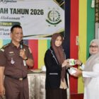 Perwakilan Kejati Aceh menyerahkan hadiah kepada siswi usai sesi tanya jawab dalam kegiatan Jaksa Masuk Sekolah (JMS) di SMAN 1 Idi Rayeuk, Kabupaten Aceh Timur, Kamis (9/4/2026). Foto: Dok. Istimewa 