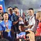 Ketua Umum PSAP Sigli, M.Yusri Syamaun saat menerima Piala Liga 4 Zona Aceh, di Stadion Blang Paseh, Kota Sigli, Kabupaten Pidie, (Foto.DOK.NOA.co.id).
