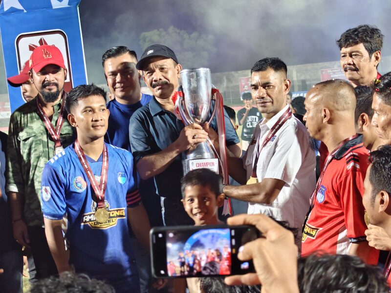 Ketua Umum PSAP Sigli, M.Yusri Syamaun saat menerima Piala Liga 4 Zona Aceh, di Stadion Blang Paseh, Kota Sigli, Kabupaten Pidie, (Foto.DOK.NOA.co.id).
