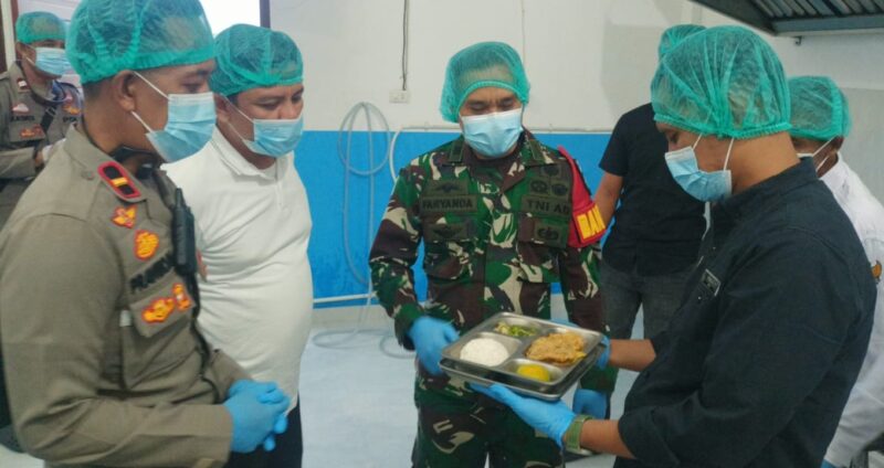 Forkopimcam Jeumpa melihat menu bergizi gratis di dapur SPPG Iku Lhueng sebelum didistribusikan. Foto. Dok. Teukunizar/NOA.co.id.