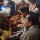 Kapolsubsektor Lembah Sabil, Iptu Sufriadi Husaini saat berada dirumah duka korban hanyut. Foto. Dok. Teukunizar/NOA.co.id