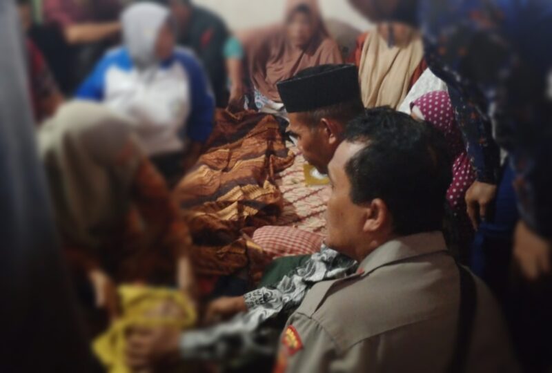 Kapolsubsektor Lembah Sabil, Iptu Sufriadi Husaini saat berada dirumah duka korban hanyut. Foto. Dok. Teukunizar/NOA.co.id