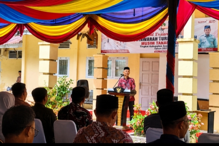 Wakil bupati Aceh Barat Daya, Zaman Akli membuka kegiatan musyawarah turun sawah musim tanam gadu Kabupaten Aceh Barat Daya. Foto. Dok. Teukunizar/NOA.co.id