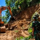 Pengerjaan pembukaan jalan baru program TMMD terus dikebut. Foto. Dok. Teukunizar/NOA.co.id