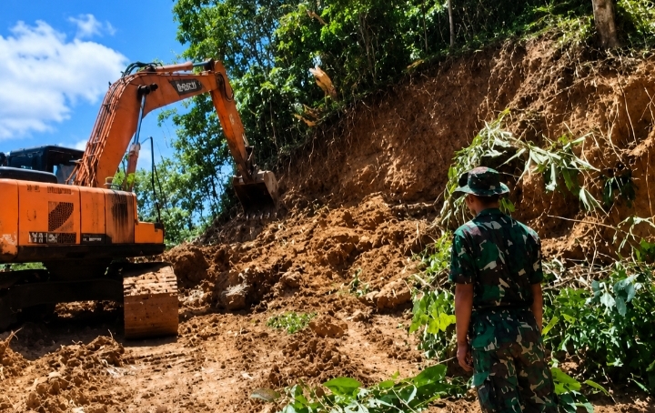 Pengerjaan pembukaan jalan baru program TMMD terus dikebut. Foto. Dok. Teukunizar/NOA.co.id