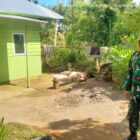 Kapten Inf Faryanda bersama Nek Nurhabiba salah seorang penerima program RTLH TMMD Kodim Abdya diabdikan dirumah yang baru siap direhab. Foto. Dok. Teukunizar/NOA.co.id