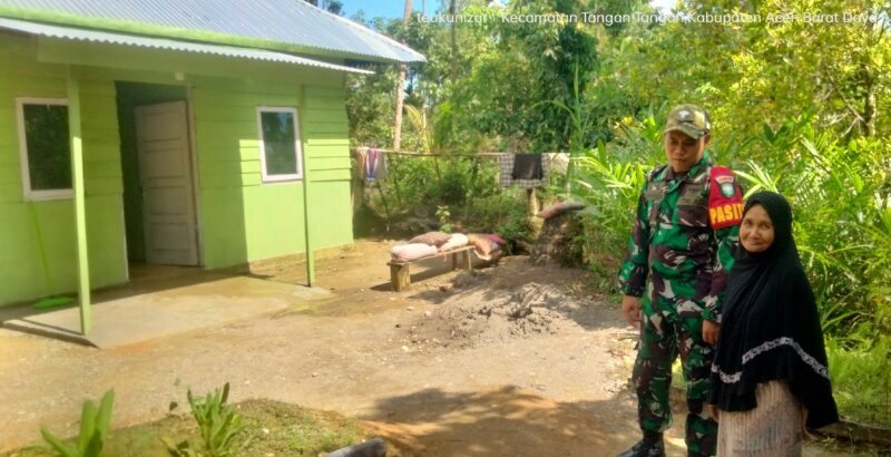 Kapten Inf Faryanda bersama Nek Nurhabiba salah seorang penerima program RTLH TMMD Kodim Abdya diabdikan dirumah yang baru siap direhab. Foto. Dok. Teukunizar/NOA.co.id