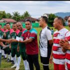 Zulkarnain menyerah bonus tambahan dari kantong pribadi untuk pemenang juara 1 dan 2 Liga Reuni Legend U40 di Abdya. Foto. Dok. Teukunizar/NOA.co.id