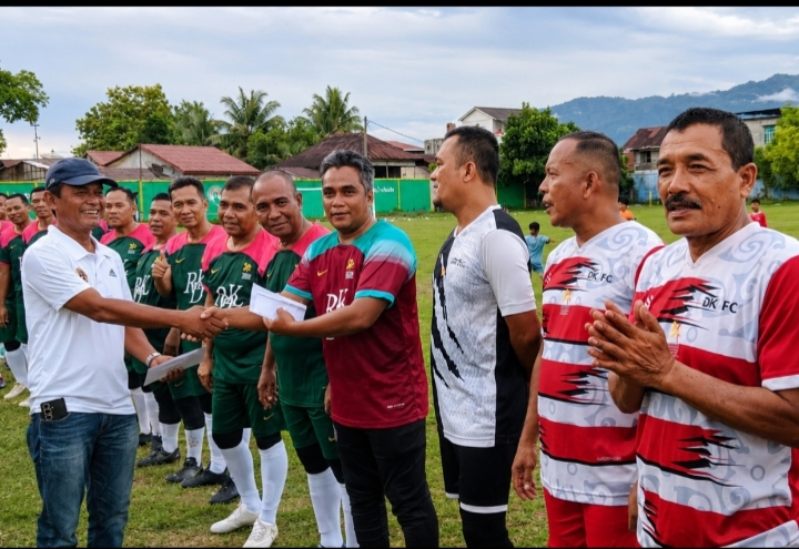 Zulkarnain menyerah bonus tambahan dari kantong pribadi untuk pemenang juara 1 dan 2 Liga Reuni Legend U40 di Abdya. Foto. Dok. Teukunizar/NOA.co.id