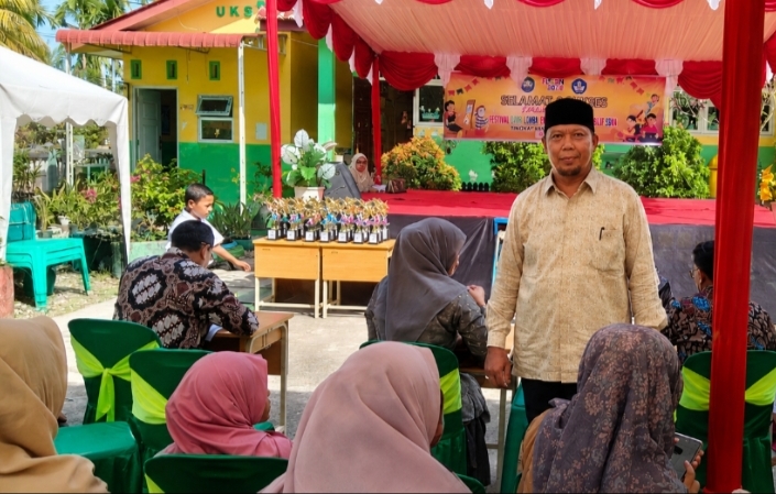 Ketua K3S Susoh, Hanizar Husein disela-sela pelaksanaan FLS3N SD Se Kecamatan Susoh. Foto. Dok. Teukunizar/NOA.co.id