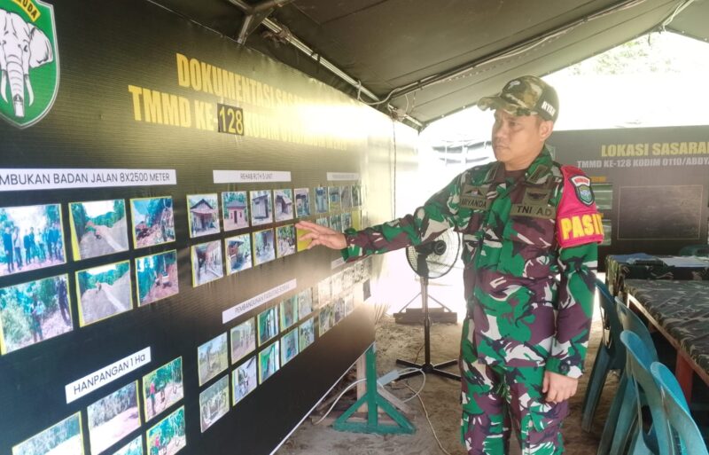 Kapten Inf Faryanda saat memperlihatkan progres pengerjaan TMMD Kodim di Posko induk TMMD ke-128. Foto. Dok. Teukunizar/NOA.co.id