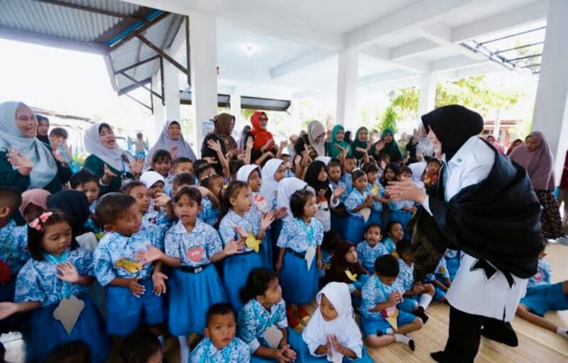 Walikota Banda Aceh Illiza Sa'aduddin Djamal terlihat akrab dengan anak-anak saat mengunjungi TK Negeri 3 Banda Aceh, pada Juli 2025. Foto: Humas Banda Aceh