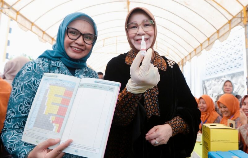 Wali Kota Banda Aceh, Illiza Sa’aduddin Djamal, saat meluncurkan program pemberian makanan bergizi bagi ibu hamil dengan Kekurangan Energi Kronis (KEK) serta balita dengan masalah gizi, di Gampong Beurawe, Kamis (17/4/2025). Foto: Humas Banda Aceh