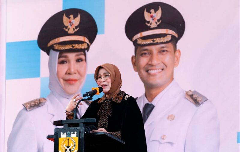 Wali Kota Banda Aceh, Illiza Sa’aduddin Djamal, saat meluncurkan program pemberian makanan bergizi bagi ibu hamil dengan Kekurangan Energi Kronis (KEK) serta balita dengan masalah gizi, di Gampong Beurawe, Kamis (17/4/2025). Foto: Humas Banda Aceh