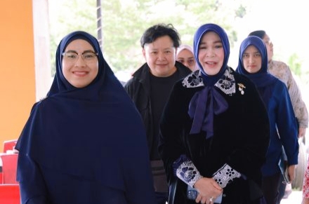 Plt Kepala Dinas P3AP2KB Kota Banda Aceh Tiara Sutari AR, saat mendampingi Wali Kota Banda Aceh Illiza Sa'aduddin Djamal dalam Pertemuan dan Diskusi bersama Wakil Menteri Pemberdayaan Perempuan dan Perlindungan Anak, Veronica Tan, terkait Pelibatan Perempuan dalam Upaya Penanggulangan Bencana Banjir di Aceh, pada Sabtu (10/1/2026). Foto Humas Banda Aceh