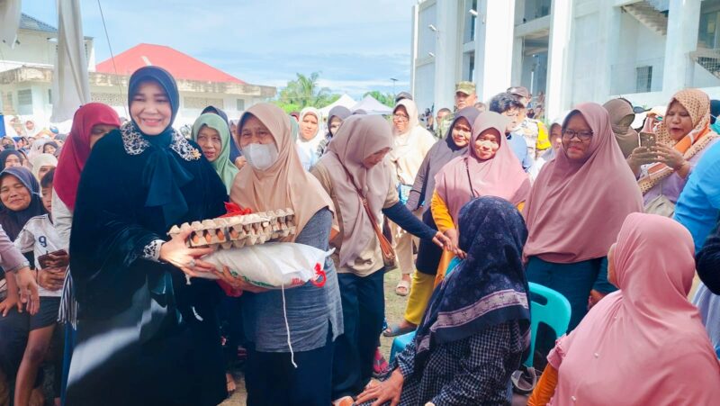 Wali Kota Banda Aceh Illiza Sa'aduddin Djamal saat meninjau Gerakan Pangan Murah yang berlangsung di Masjid Al Hidayah Gampong Lampulo Kecamatan Kuta Alam, Jumat (15/5/2026). Foto: Humas Banda Aceh