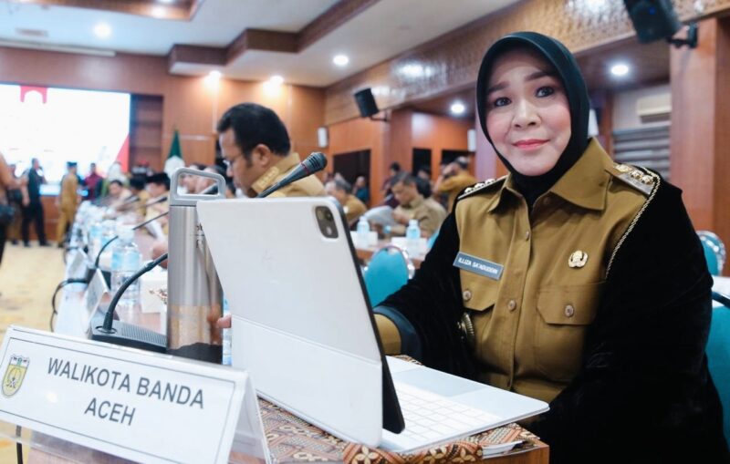 Wali Kota Banda Aceh Illiza Sa’aduddin Djamal saat menghadiri Raker Bupati/Walikota se-Aceh yang dipimpin Gubernur Aceh, Muzakir Manaf, di ruang Serba Guna Kantor Gubernur Aceh, pada Senin (8/9/2025). Foto: Humas Banda Aceh