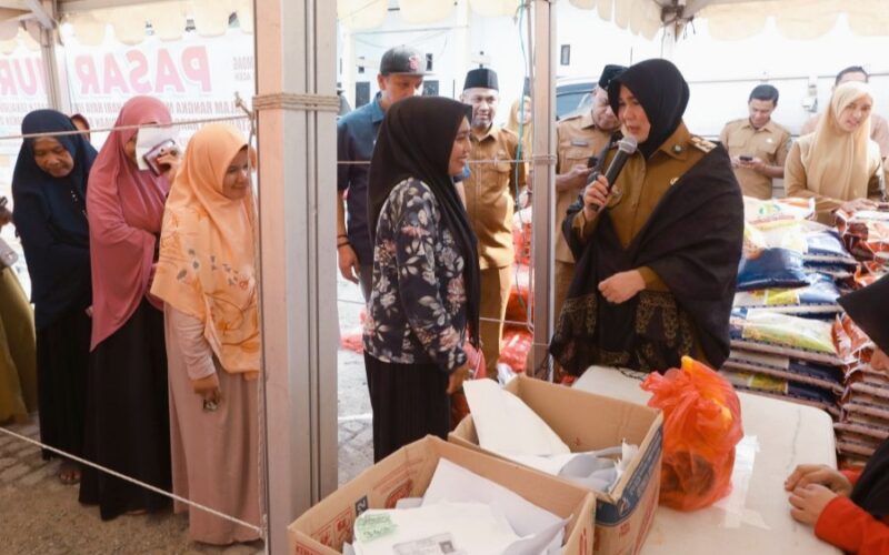 Wali Kota Banda Aceh Illiza Sa’aduddin Djamal saat  meninjau pelaksanaan Pasar Murah dalam rangka menyambut Idul Fitri 1447 Hijriah di Kantor Keuchik Gampong Jeulingke, Selasa (3/3/2026). Foto: Humas Banda Aceh