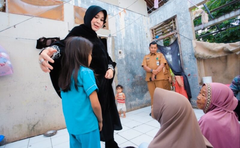 Wali Kota Banda Aceh Illiza Sa’aduddin Djamal berkunjung ke tempat tinggal warga miskin di Gampong Asoe Nanggroe, Kecamatan Meuraxa, pada Selasa (3/3/2025). Foto Humas Banda Aceh