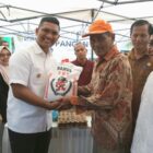 Wakil Walikota Banda Aceh Afdhal Khalilullah menyerahkan beras pada gerakan pangan murah dalam upaya menjaga stabilitas harga di Banda Aceh. Foto: Humas Banda Aceh