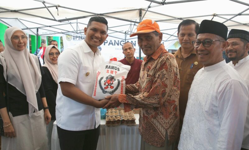 Wakil Walikota Banda Aceh Afdhal Khalilullah menyerahkan beras pada gerakan pangan murah dalam upaya menjaga stabilitas harga di Banda Aceh. Foto: Humas Banda Aceh