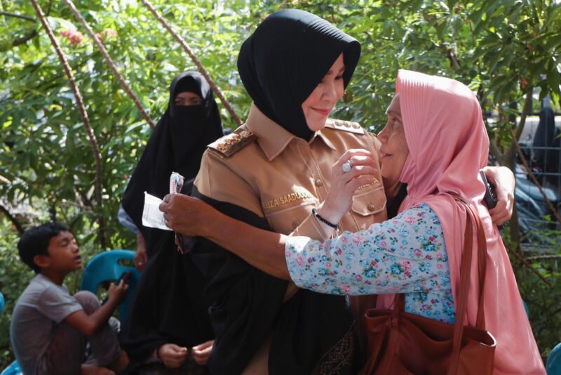 Wali Kota Banda Aceh Illiza Sa'aduddin Djamal menunjukkan kedekatan dengan masyarakat dan memberikan perhatian besar terhadap masyarakat miskin. Foto: Humas Banda Aceh