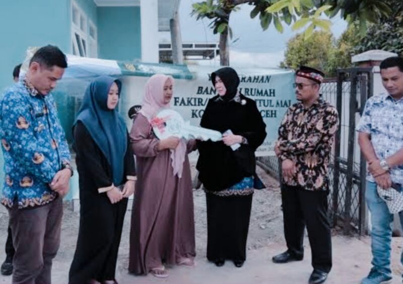 Walikota Banda Aceh Illiza Sa'aduddin Djamal saat  menyerahkan rumah layak huni untuk warga miskin, pada Selasa (17/3/2026). Foto: Humas Banda Aceh