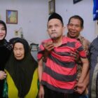 Walikota Banda Aceh Illiza Sa'aduddin Djamal saat  menyerahkan bantuan kepada fakir uzur yang bersumber dari anggaran Baitul Mal Banda Aceh, pada Jumat (31/10/25). Foto: Humas Banda Aceh