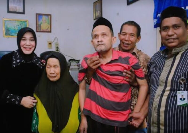 Walikota Banda Aceh Illiza Sa'aduddin Djamal saat  menyerahkan bantuan kepada fakir uzur yang bersumber dari anggaran Baitul Mal Banda Aceh, pada Jumat (31/10/25). Foto: Humas Banda Aceh