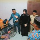 Walikota Banda Aceh Illiza Sa'aduddin Djamal saat  menyerahkan bantuan kepada fakir uzur di Lampaseh, yang bersumber dari anggaran Baitul Mal Banda Aceh, pada Jumat (31/10/25). Foto: Humas Banda Aceh