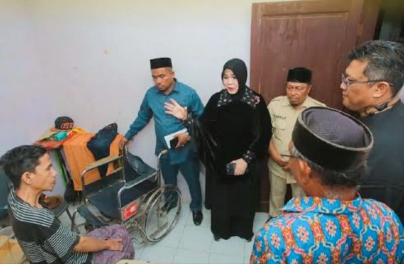 Walikota Banda Aceh Illiza Sa'aduddin Djamal saat  menyerahkan bantuan kepada fakir uzur di Lampaseh, yang bersumber dari anggaran Baitul Mal Banda Aceh, pada Jumat (31/10/25). Foto: Humas Banda Aceh