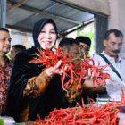 Wali Kota Banda Aceh, Illiza Sa’aduddin Djamal saat mengecek langsung harga bahan pokok dan daging di Pasar Gampong Ateuk Pahlawan Aceh, Kamis (5/6/25). Foto: Humas Banda Aceh