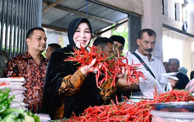 Wali Kota Banda Aceh, Illiza Sa’aduddin Djamal saat mengecek langsung harga bahan pokok dan daging di Pasar Gampong Ateuk Pahlawan Aceh, Kamis (5/6/25). Foto: Humas Banda Aceh