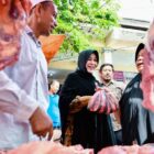 Wali Kota Banda Aceh, Illiza Sa’aduddin Djamal saat mengecek langsung harga bahan pokok dan daging di Pasar Gampong Ateuk Pahlawan Aceh, Kamis (5/6/25). Foto: Humas Banda Aceh