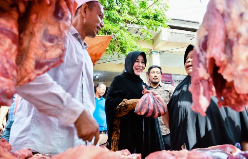 Wali Kota Banda Aceh, Illiza Sa’aduddin Djamal saat mengecek langsung harga bahan pokok dan daging di Pasar Gampong Ateuk Pahlawan Aceh, Kamis (5/6/25). Foto: Humas Banda Aceh