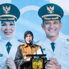 Wali Kota Banda Aceh Illiza Sa'aduddin Djamal saat menyampaikan arahan dalam apel rutin gabungan di halaman Balai Kota, Senin (6/4/2026).  Foto: Humas Banda Aceh
