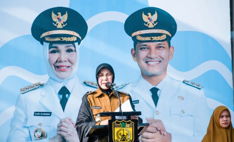 Wali Kota Banda Aceh Illiza Sa'aduddin Djamal saat menyampaikan arahan dalam apel rutin gabungan di halaman Balai Kota, Senin (6/4/2026).  Foto: Humas Banda Aceh