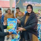 Wali Kota Banda Aceh, Illiza Sa’aduddin Djamal menyerahkan sembako kepada warga saat meninjau Gerakan Pangan Murah di halaman Kantor DPPKP Kota Banda Aceh, Selasa (10/3/2026). Foto: Humas Banda Aceh