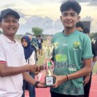Afif saat menerima tropy Juara pertama O2SN Cabang bulu tangkis di Stadion Blang Paseh Kota Sigli Kabupaten Pidie, Selasa (19/5/2026) (Foto. Amir Sagita.NOA.co.id).