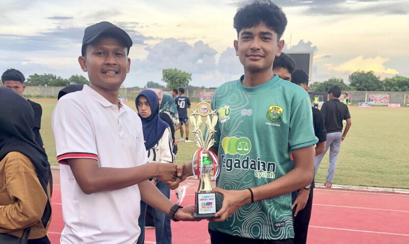 Afif saat menerima tropy Juara pertama O2SN Cabang bulu tangkis di Stadion Blang Paseh Kota Sigli Kabupaten Pidie, Selasa (19/5/2026) (Foto. Amir Sagita.NOA.co.id).